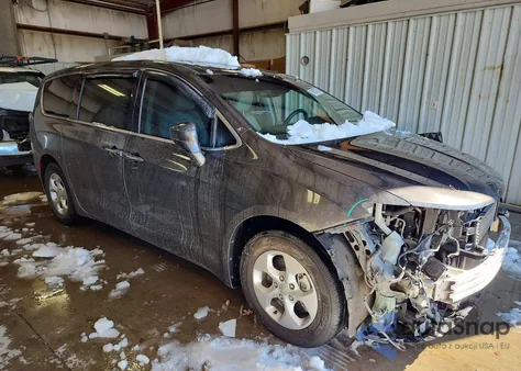 2018 Chrysler Pacifica Hybrid Touring Plus z USA, uszkodzony, nr VIN 2C4RC1H78JR164514